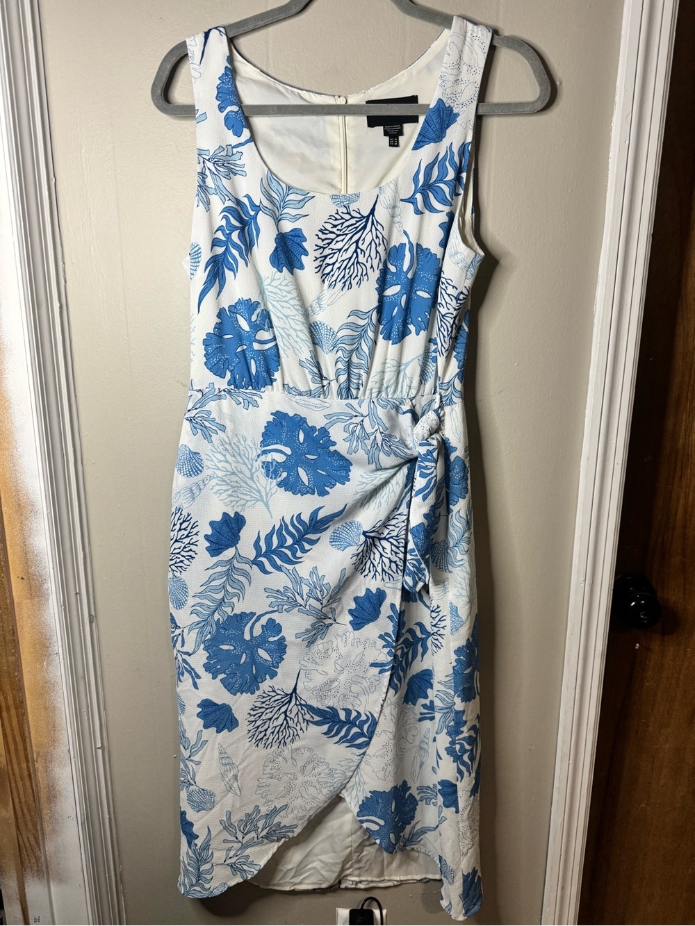 Donna Morgan Sleeveless Dress Coral Print With a Faux Wrap Tie Waist Size 10